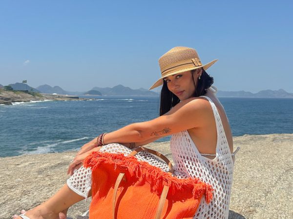 Guia de Estilo: Como Combinar sua Bolsa de Praia com o Chapéu Ideal?