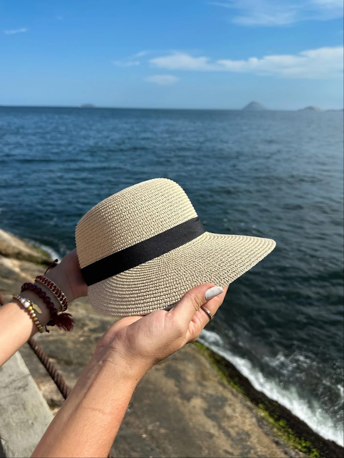 Saia da Praia com Estilo: tipos e dicas de uso de chapéus de palha