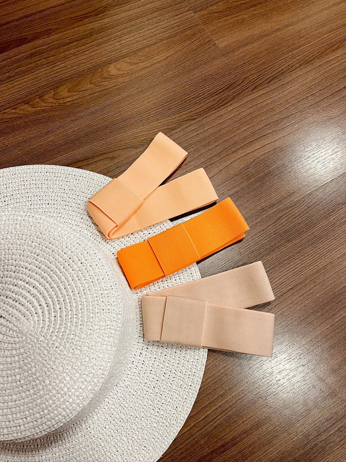 Elegância e Versatilidade: Conheça as mais belas faixas para chapéus